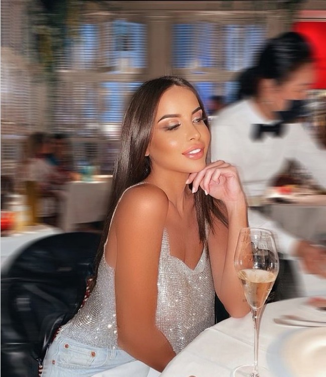 Selain model, Luisa sendiri dikenal sebagai influencer terkenal di Italia. Ia juga pernah menjadi presenter acara bola karena memang punya ketertarikan pada olahraga tersebut. Foto: Instagram @marialuisajacobelli_