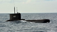 Kapal selam KRI Nanggala-402 buatan tahun 1952 saat latihan Pratugas Satgas Operasi Pengamanan Perbatasan (Pamtas) Maphilindo 2017 di Laut Jawa, Jumat (20/1/2017). ANTARA FOTO/Syaiful Arif/File.