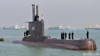 Sejumlah prajurit TNI-AL awak kapal selam KRI Nanggala-402 berada di atas lambung kapal setibanya di Dermaga Koarmatim, Ujung, Surabaya, Jatim, Senin (6/2/2012). Kapal selam tersebut kembali bergabung dengan TNI AL usai menjalani perbaikan menyeluruh di galangan kapal Daewoo Shipbuilding & Marine Engineering, Okpo, Korea Selatan. ANTARA FOTO/M Risyal Hidayat/File.