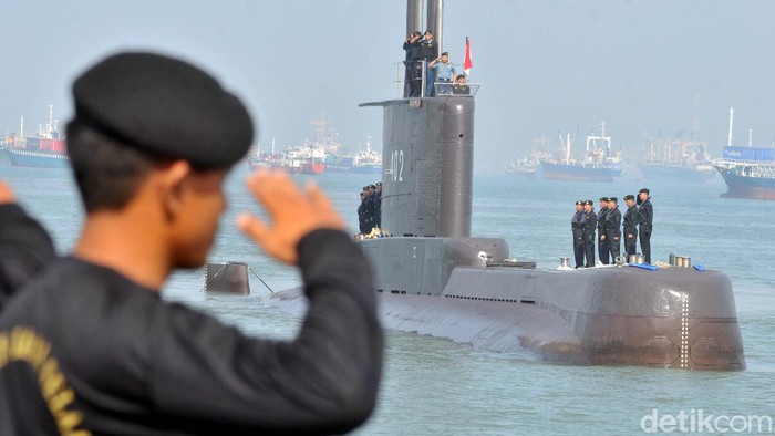KRI Nanggala-402 dinyatakan tenggelam dan terbelah menjadi 3 di perairan Bali pada kedalaman 838 meter. Yuk lihat lagi aksi-aksi KRI Nanggala-402 sebelum tenggelam.