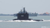 Kapal Selam KRI Nanggala-402 melakukan Sailing Pass di Dermaga Ujung, Koarmatim, Surabaya, Jawa Timur, Kamis (25/9/2014). ANTARA FOTO/M Risyal Hidayat/File.