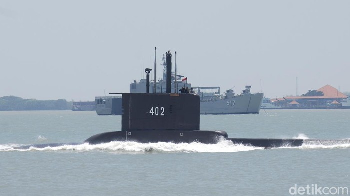 KRI Nanggala-402 dinyatakan tenggelam dan terbelah menjadi 3 di perairan Bali pada kedalaman 838 meter. Yuk lihat lagi aksi-aksi KRI Nanggala-402 sebelum tenggelam.