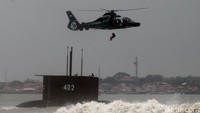 Seorang anggota Tentara Nasional Indonesia (TNI) melakukan fast rope di atas kapal selam KRI Nanggala-402 saat peringatan HUT ke-69 TNI yang digelar di Dermaga Ujung, Koarmatim, Surabaya, Jawa Timur, Selasa (7/10/2014). ANTARA FOTO/Suryanto/File.