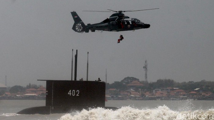 Melihat Lagi Aksi-aksi KRI Nanggala-402 Sebelum Tenggelam KRI Nanggala-402 dinyatakan tenggelam dan terbelah menjadi 3 di perairan Bali pada kedalaman 838 meter. Yuk lihat lagi aksi-aksi KRI Nanggala-402 sebelum tenggelam.