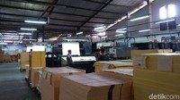 Di bulan Ramadan ini, detikcom berkesempatan berkunjung ke salah satu tempat pembuatan mushaf Al Quran yang ada di Bandung. Tepatnya berlokasi di Jalan Babakan Sari 1 nomor 71 Kiaracondong, Kota Bandung.  