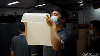 Bahan yang digunakan pun sangat diperhatikan terutama yang telah terjamin kehalalannya. Jenis kertas yang digunakan merupakan jenis Quran Paper Premium berwarna kuning gading (ivory) dengan tujuan agar mata tidak cepat lelah saat membaca.