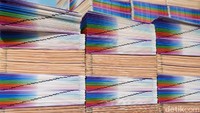 Memasuki percetakan, proses pertama berkaitan dengan pemotongan kertas menggunakan mesin dengan ukuran yang diinginkan. Kemudian masuk pada tahap percetakan, di mana setiap 50 lembar akan diambil sampel dan diperiksa secara manual untuk mengetahui letak kesalahan percetakan.
