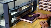Beralih ke sistem lipatan (katern), pada proses ini memisahkan pecahan ayat Al-Quran per 32 lembar dengan ditandai garis penanda bagian pinggir.