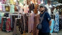 Pedagang batik hanya mengandalkan pengunjung lokal dan pesanan melalui online, walaupun tidak sebesar jika offline dua tahun sebelumnya.  