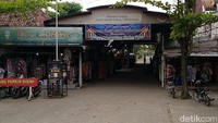 Salah seorang pedagang bernama Rani menuturkan jika tahun kemarin, omzet jualan para pedagang, rata-rata turun hingga mencapai 70 -80 persen. Namun, diakuinya sebelum ini, di awal bulan puasa, penjualan agak mendingan, sebelum diberlakukan larangan mudik. Sementara itu, Zaenul, salah seorang pengurus paguyuban pedagang, mengatakan, jumlah kios di Grosir Setono ini mencapai 500 kios. Dampak dari adanya pendemi Corona dan pembatasan kegiatan masyarakat, pasar menjadi sepi.