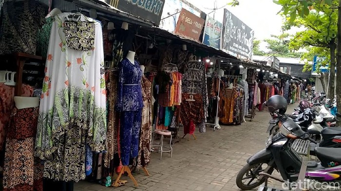 Menengok Pusat Batik Pekalongan di Tengah Larangan Mudik Kedatangan para pemudik untuk berbelanja dinanti para pedagang di Pasar Grosir Batik, Pekalongan. Namun, bagaimana kondisi pasar itu di tengah larangan mudik?