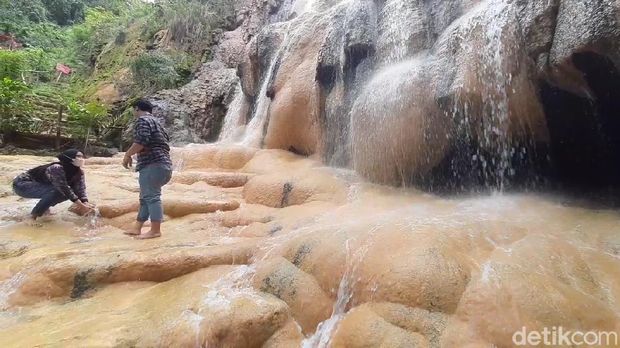 Baturraden di Kabupaten Banyumas, Jawa Tengah memiliki berbagai destinasi wisata unggulan yang menarik banyak wisatawan. Salah satunya adalah Pancuran Pitu atau Pancuran Tujuh, yang berada di kaki Gunung Slamet dan merupakan sumber air panas.