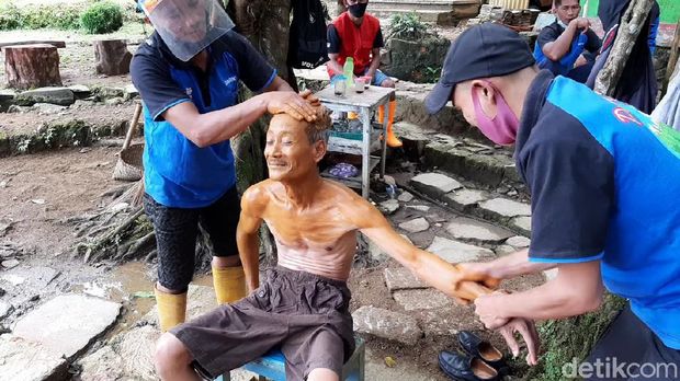 Baturraden di Kabupaten Banyumas, Jawa Tengah memiliki berbagai destinasi wisata unggulan yang menarik banyak wisatawan. Salah satunya adalah Pancuran Pitu atau Pancuran Tujuh, yang berada di kaki Gunung Slamet dan merupakan sumber air panas.