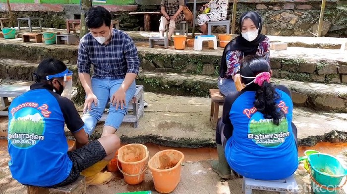 Baturraden di Kabupaten Banyumas, Jawa Tengah memiliki berbagai destinasi wisata unggulan yang menarik banyak wisatawan. Salah satunya adalah Pancuran Pitu atau Pancuran Tujuh, yang berada di kaki Gunung Slamet dan merupakan sumber air panas.