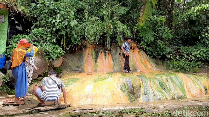 Baturraden di Kabupaten Banyumas, Jawa Tengah memiliki berbagai destinasi wisata unggulan yang menarik banyak wisatawan. Salah satunya adalah Pancuran Pitu atau Pancuran Tujuh, yang berada di kaki Gunung Slamet dan merupakan sumber air panas.