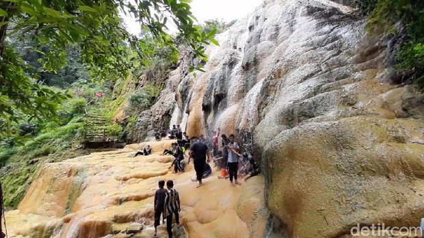 Baturraden punya banyak destinasi unggulan yang menawarkan berbagai aktivitas seru buat wisatawan. Salah satunya adalah pijat blerang di Pancuran Pitu.
