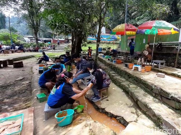 Foto: Pijat Belerang dari Mata Air Panas Pancuran Pitu di Baturraden