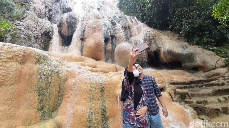 Menikmati Pijat Belerang dari Mata Air Panas Pancuran Tujuh Baturraden Baturraden di Kabupaten Banyumas, Jawa Tengah memiliki berbagai destinasi wisata unggulan yang menarik banyak wisatawan. Salah satunya adalah Pancuran Pitu atau Pancuran Tujuh, yang berada di kaki Gunung Slamet dan merupakan sumber air panas.
