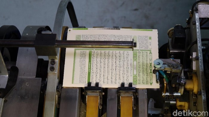 Sebelum mushaf Al Quran tersimpan dan dibungkus rapi di toko-toko buku, ada sekelumit perjalanan dibalik layar pembuatannya. Tak banyak orang mengetahui proses pembuatan kitab suci umat Islam ini.