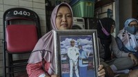 Ceci Yuemi memegang foto suaminya Letda Munawir di Surabaya, Senin (26/4). Juni Kriswanto/AFP.