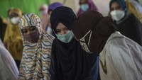 Berda Asmara istri dari Mes Guntur Ari Prasetyo telah menggelar pengajian untuk almarhum suaminya yang gugur dalam tenggelamnya KRI Nanggala-402. Juni Kriswanto/AFP.