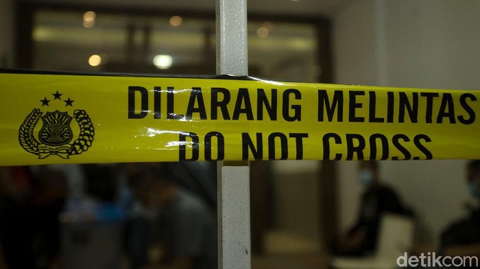 Densus 88 Antiteror menggeledah eks kantor Sekretariat FPI di Petamburan usai Munarman ditangkap polisi. Ada sejumlah barang yang ditemukan di sana. Apa Saja?
