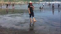 menikmati suasana Pantai yang syahdu