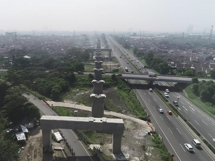 Pemasangan box girder kereta cepat Jakarta-Bandung.
