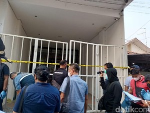 Atribut Ormas Terlarang-Dokumen Juga Ditemukan di Eks Markas FPI