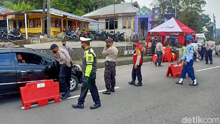 Pemerintah memperketat penyekatan sebelum larangan mudik 2021 berlaku. Polres Magetan dan instansi terkait menyiapkan posko penyekatan di Cemoro Sewu.