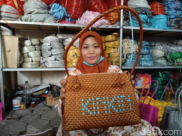 Perajin tas anyaman berbahan jali-jali di Desa Campursari, Kecamatan Sambit saat ini sedang kebanjiran order. Sebab, tren saat ini tas anyaman berwarna pastel.
