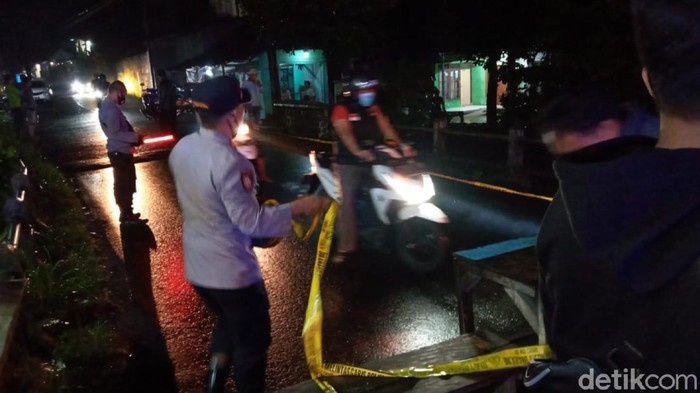 Petugas gabungan memasang garis polisi di jembatan yang rusak di Sukabumi, Jawa Barat (Dok BPBD Kabupaten Sukabumi)