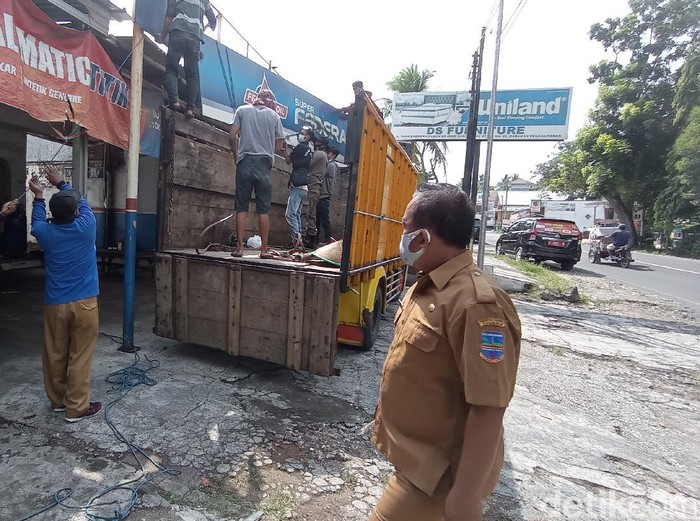 Petugas mencopot reklame yang menunggak pajak di Jalan Babakan Pangandaran