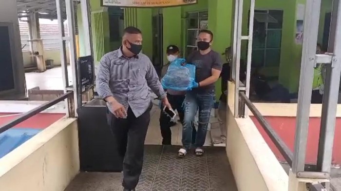 Petugas mengevakuasi mayat bayi yang di buang di Sukabumi.