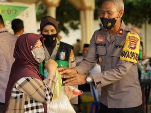 Vaksinasi 40 Lansia, Polres Sumbawa Barat Sediakan Drive Thru-Bingkisan