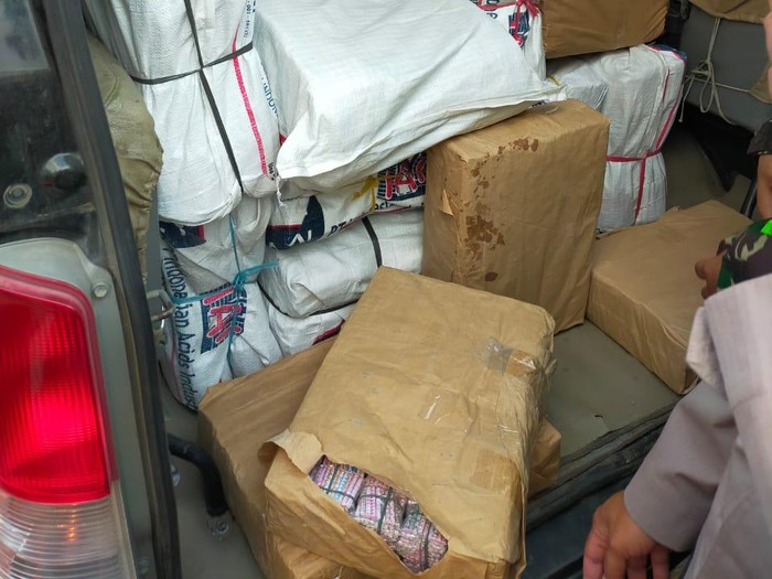 Polisi amankan belasan ribu petasan saat sekat pemudik di Banyumas, Selasa (27/4/2021).