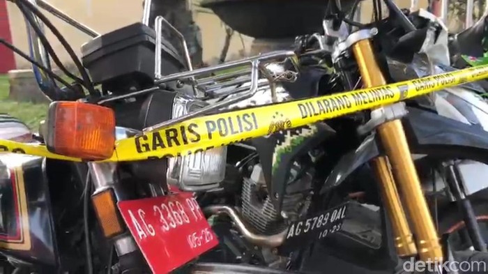 Polisi Blitar gencar melakukan razia balap liar selama Ramadhan. Dini hari tadi, 35 motor diamankan Satlantas Polres Blitar. Satu di antaranya merupakan kendaraan dinas alias plat merah.