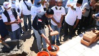 PT Bank Tabungan Negara (Persero) Tbk Kantor Cabang Malang bersama DPD Apersi Jatim, NU Care, IPPAT Malang dan INI melakukan kegiatan sosial berupa renovasi sejumlah rumah korban gempa yang menimpa rumah masyarakat desa Majangtengah, Kabupaten Dampit, Malang. Foto: dok. BTN