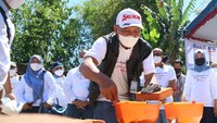 Kepala Cabang BTN Malang Surasta meletakkan batu pertama renovasi rumah warga disaksikan oleh Sekda Kab Malang, Wahyu Hidayat, Kepala BPBD Kabupaten Malang Bambang Istiawan, Ketua DPD Apersi Jatim Makhrus Soleh, Ketua INI Imam, Ketua IPPAT Malang Arini. Foto: dok. BTN