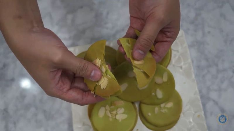 resep almond crispy Resep Green Tea Almond Crispy Khas Surabaya