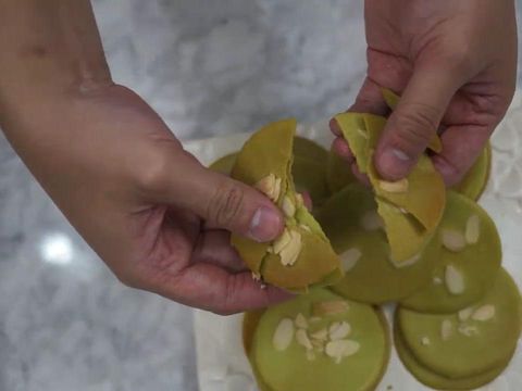 Resep Green Tea Almond Crispy Khas Surabaya