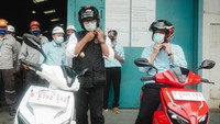 Ridwan Kamil mengintip langsung proses produksi dan merasakan sepeda motor listrik GESITS. Foto: dok. Gesits