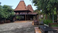 Traveler biasanya datang lebih awal untuk menikmati suasana asri di Wajawa. Beberapa spot foto yang Instagramable juga disediakan pengelola. Cocok banget nih buat acara berbuka puasa bersama! (Erliana Riady/detikTravel)