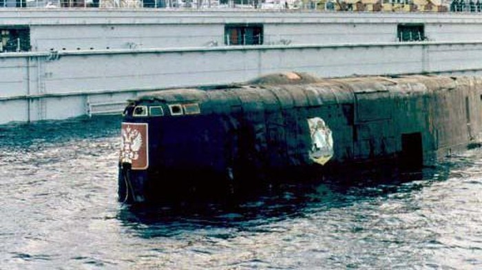 RUSSIA-SUBMARINE-KURSK The conning tower of the Kursk nuclear submarine appears at the surface in the port of Roslyakovo, near Murmansk, 23 October 2001. The Kursk nuclear submarine surfaced for the first time 23 October 2001 after a number of still-unexplained explosions sank the vessel with 118 men on board in August 2000. AFP PHOTO EPA POOL/STRINGER/jt/mda (Photo by POOL / AFP)