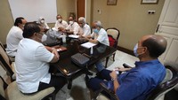 Ketua Forum Pensiunan BUMN Nasabah Jiwasraya Syahrul Tahir, didampingi anggota saat menemui Ketua Umum Sinergi Nawacita Indonesia (SNCI) RM Suryo Atmanto bersama tim nawacita di Jakarta, Senin (26/4/2021). FPBNJ menyampaikan keluh kesah dan jeritan 3.4 juta jiwa pensiunan BUMN beserta keluarganya. Foto: dok. Jiwasraya