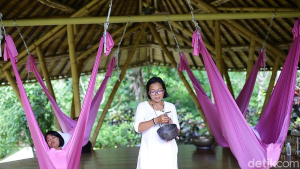 Dikelilingi jurang hutan dan kaki bukit yang hijau, Ubud telah lama menjadi pusat tradisi seni dan kehidupan spiritual Bali. Kota ini sendiri bukan lagi desa hippie yang damai, namun komunitas kebugarannya berkembang pesat. Di sini ada banyak kelas yoga, pusat meditasi, serta pilihan hidangan mentah dan vegan. Grandy/detikFOTO.
