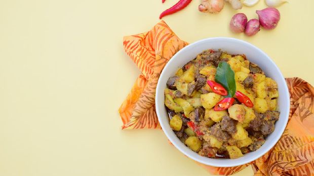 Indonesian cuisine, Spicy Diced Chicken Liver and Potatoes or Sambal Goreng Ati. Popular to celebrate Eid al Fitr.