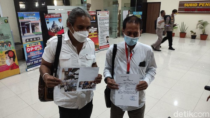 Sofyan Hadi (53) (kanan) dan kuasa hukumnya, Yosep Parera, di Polda Jateng, Senin (26/4/2021).