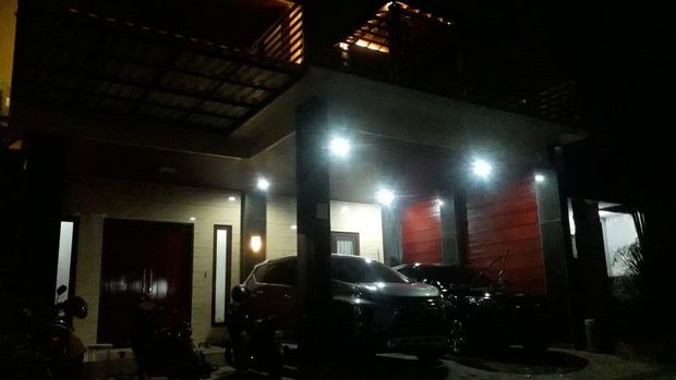 Suasana rumah Munarman usai penangkapan Densus 88.