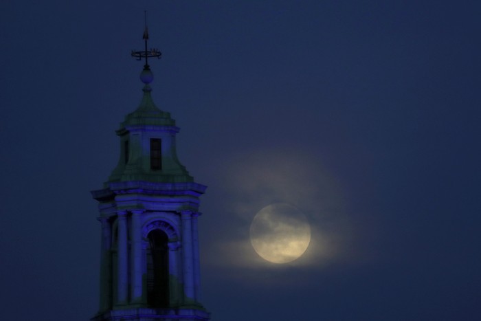 Fenomena Supermoon menghiasi langit berbagai negara dunia. Indahnya pemandangan bulan purnama besar itu diabadikan dalam jepretan kamera. Berikut Potretnya.